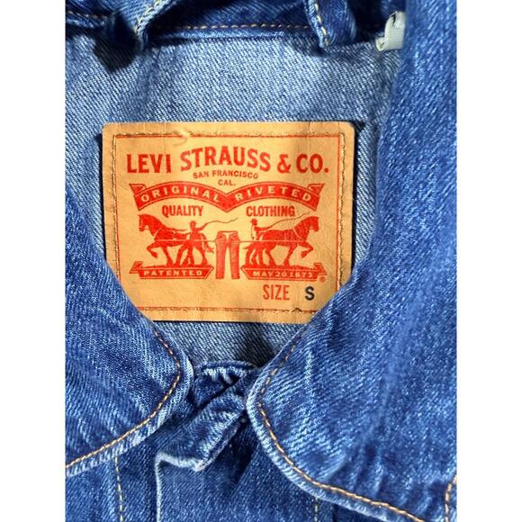 NWT Levi's Relaxed Fit Trucker Jacket Dark Wash Size Small - Picture 3 of 9